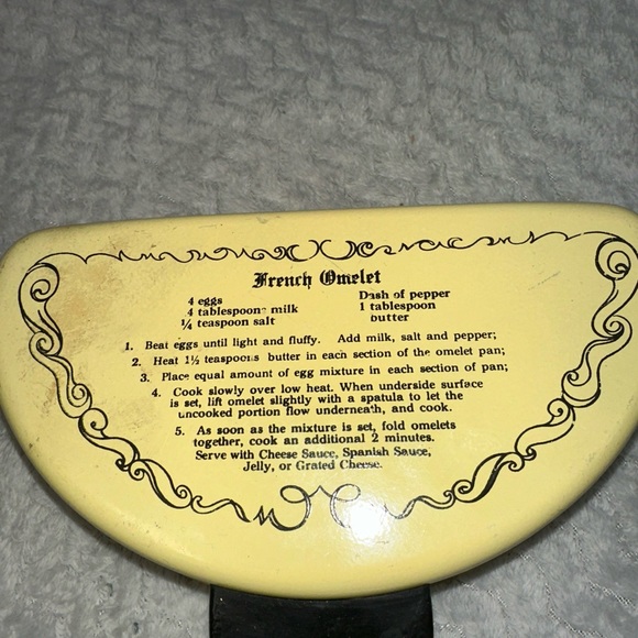 Vintage Mirro French Puffy Omlet Maker With Recipes - Picture 2 of 6